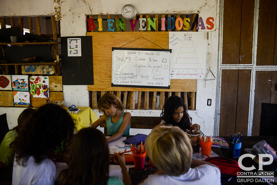 Paola Miranda y Michael Dooley fundaron hace tres años en la playa El Zonte la Escuela Libre El Zonte, un espacio de educación alternativa a la que se han sumado más padres y madres de familia que dejan atrás el modelo tradicional para educar a sus hijos.