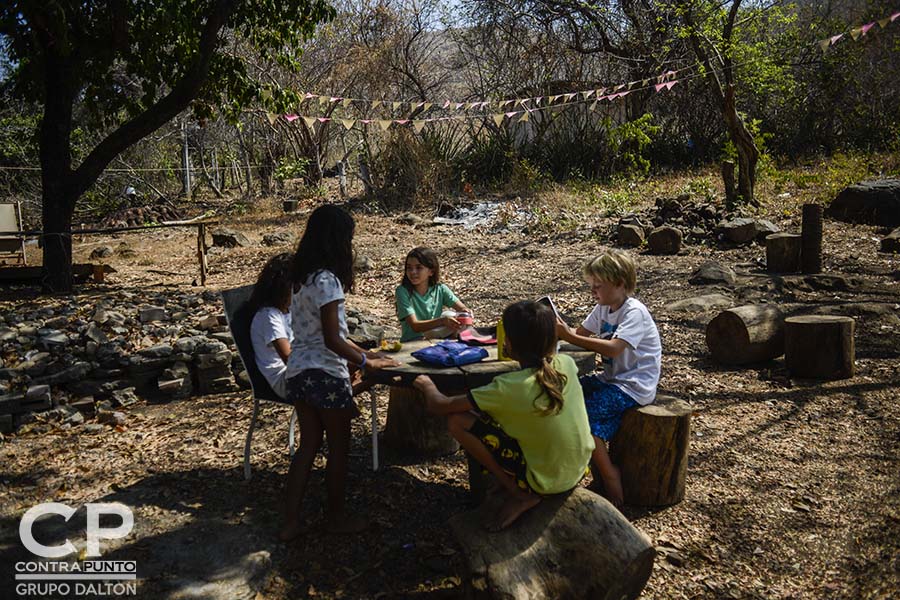 Paola Miranda y Michael Dooley fundaron hace tres años en la playa El Zonte la Escuela Libre El Zonte, un espacio de educación alternativa a la que se han sumado más padres y madres de familia que dejan atrás el modelo tradicional para educar a sus hijos.