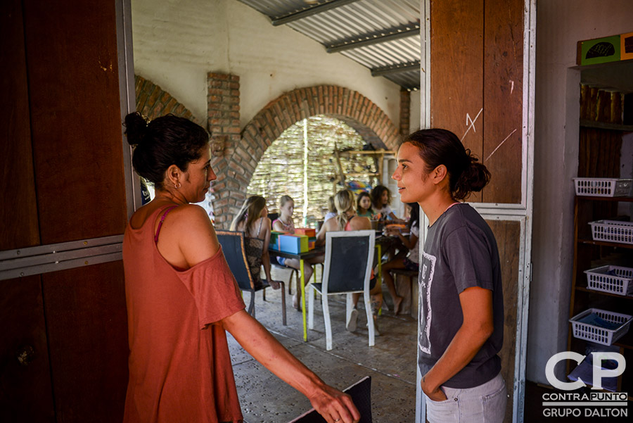 Paola Miranda y Michael Dooley fundaron hace tres años en la playa El Zonte la Escuela Libre El Zonte, un espacio de educación alternativa a la que se han sumado más padres y madres de familia que dejan atrás el modelo tradicional para educar a sus hijos.