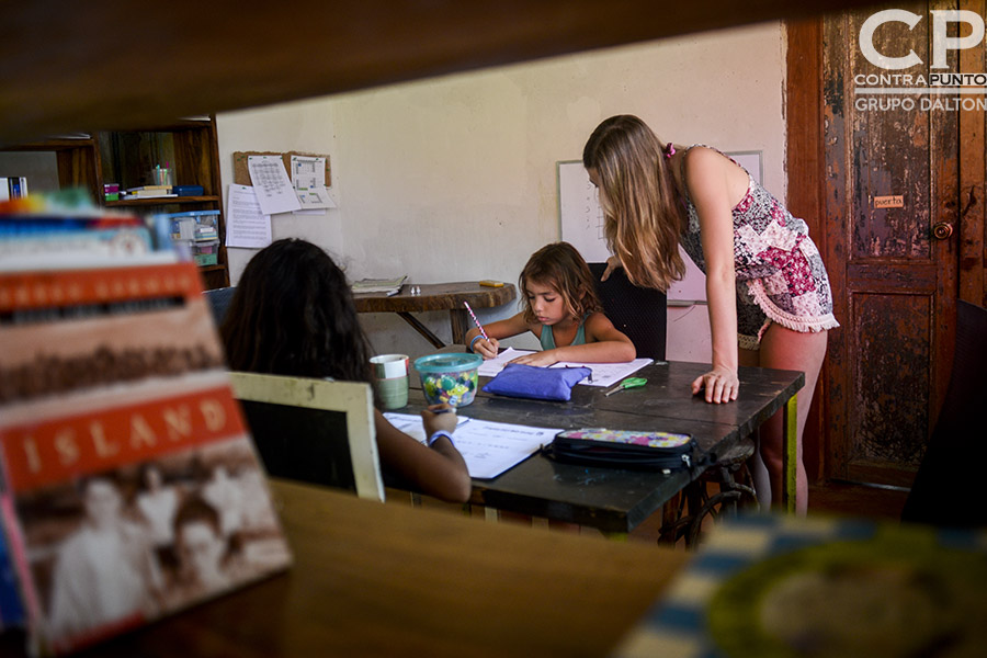 Paola Miranda y Michael Dooley fundaron hace tres años en la playa El Zonte la Escuela Libre El Zonte, un espacio de educación alternativa a la que se han sumado más padres y madres de familia que dejan atrás el modelo tradicional para educar a sus hijos.