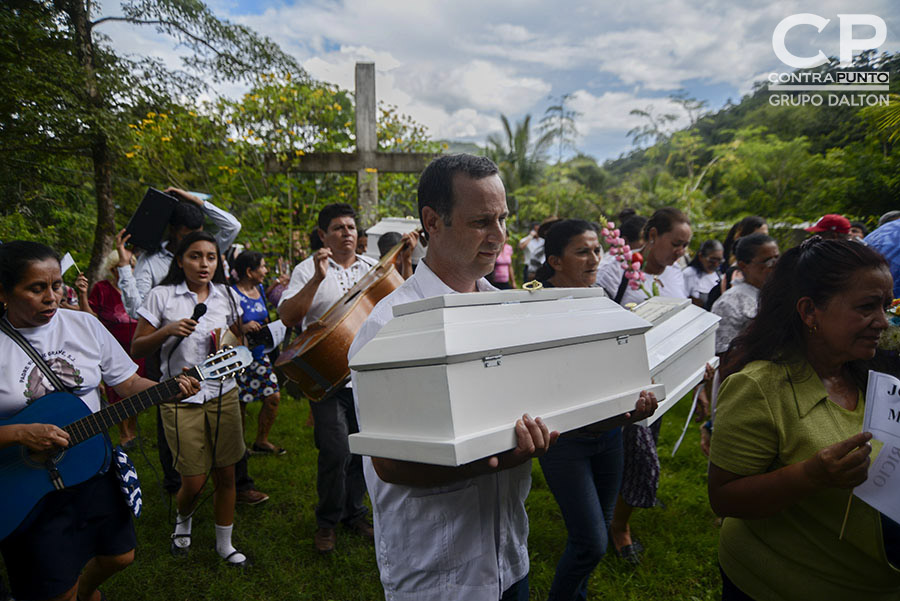 Familiares y pobladores de Arcatao realizan una procesión hacia el Santuario de los Mártires, lugar donde fueron sepultados los restos de tres niñas y  tres niños vÃ­ctimas de una operación militar. Sus cuerpos fueron exhumados a principios de año por  el Equipo de AntropologÃ­a Argentino Forense (EAAF) y el Instituto de Medicina Legal, en coordinación con la Comisión Nacional de Búsqueda (CNB) y la Asociación Pro-Búsqueda.