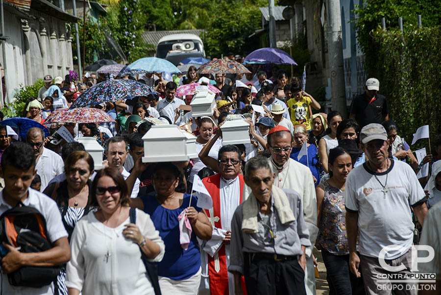 Familiares y pobladores de Arcatao realizan una procesión hacia el Santuario de los Mártires, lugar donde fueron sepultados los restos de tres niñas y  tres niños vÃ­ctimas de una operación militar. Sus cuerpos fueron exhumados a principios de año por  el Equipo de AntropologÃ­a Argentino Forense (EAAF) y el Instituto de Medicina Legal, en coordinación con la Comisión Nacional de Búsqueda (CNB) y la Asociación Pro-Búsqueda.