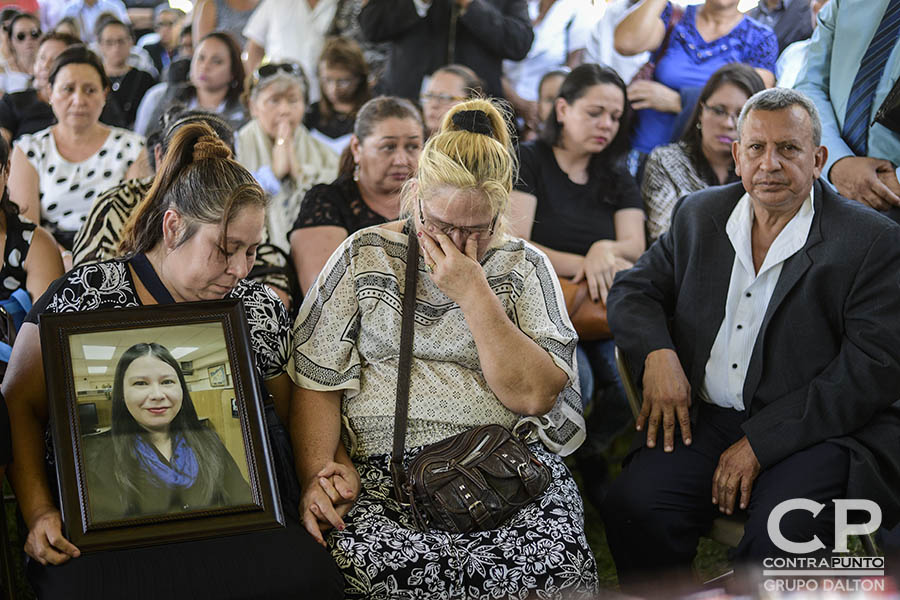 Familiares y amigos asistieron al funeral de Karla Turcios, periodista de El Economista, de La Prensa Gráfica, quien fue privada de libertad y luego asesinada, en un crimen que exigen se esclarezca pronto.