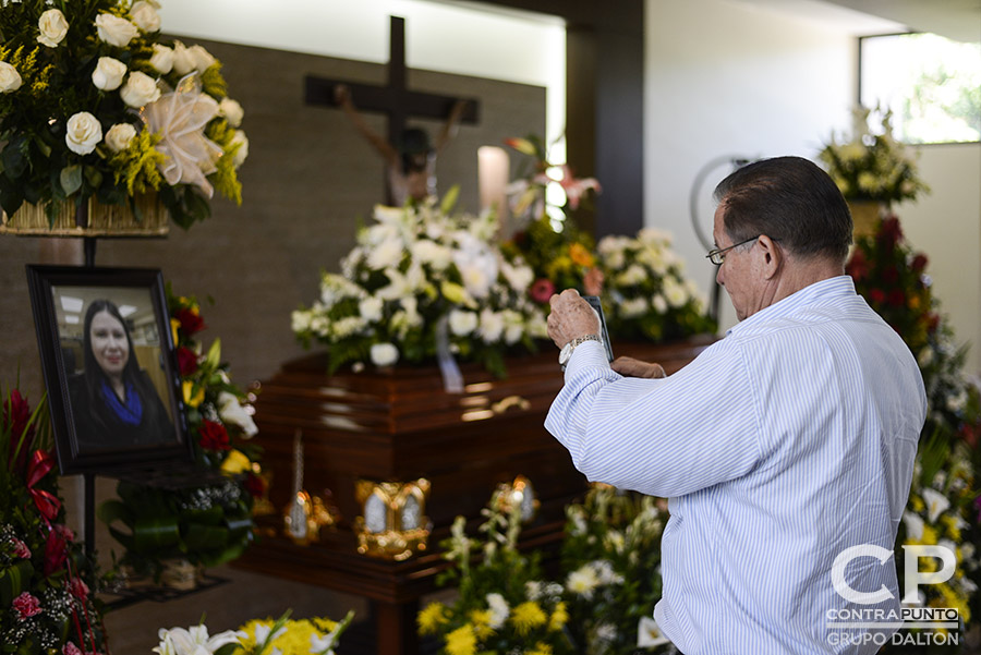 Familiares y amigos asistieron al funeral de Karla Turcios, periodista de El Economista, de La Prensa Gráfica, quien fue privada de libertad y luego asesinada, en un crimen que exigen se esclarezca pronto.