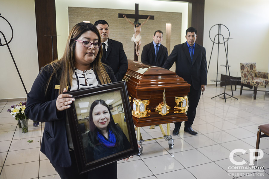 Familiares y amigos asistieron al funeral de Karla Turcios, periodista de El Economista, de La Prensa Gráfica, quien fue privada de libertad y luego asesinada, en un crimen que exigen se esclarezca pronto.
