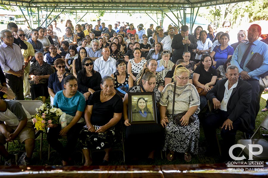 Familiares y amigos asistieron al funeral de Karla Turcios, periodista de El Economista, de La Prensa Gráfica, quien fue privada de libertad y luego asesinada, en un crimen que exigen se esclarezca pronto.