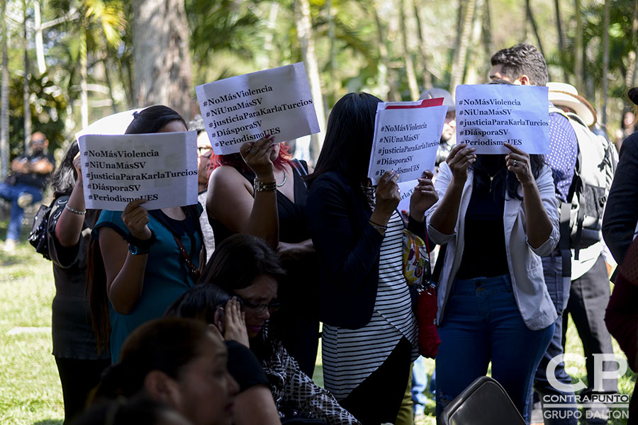 Familiares y amigos asistieron al funeral de Karla Turcios, periodista de El Economista, de La Prensa Gráfica, quien fue privada de libertad y luego asesinada, en un crimen que exigen se esclarezca pronto.