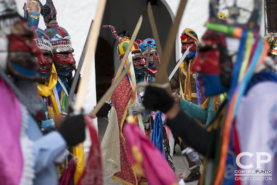 En el cantón El Carmen, ubicado en las faldas del volcán de San Salvador, un grupo de jóvenes mantiene viva la tradición de los historiantes, una danza que representa el enfrentamiento entre moros y cristianos en la llamada 