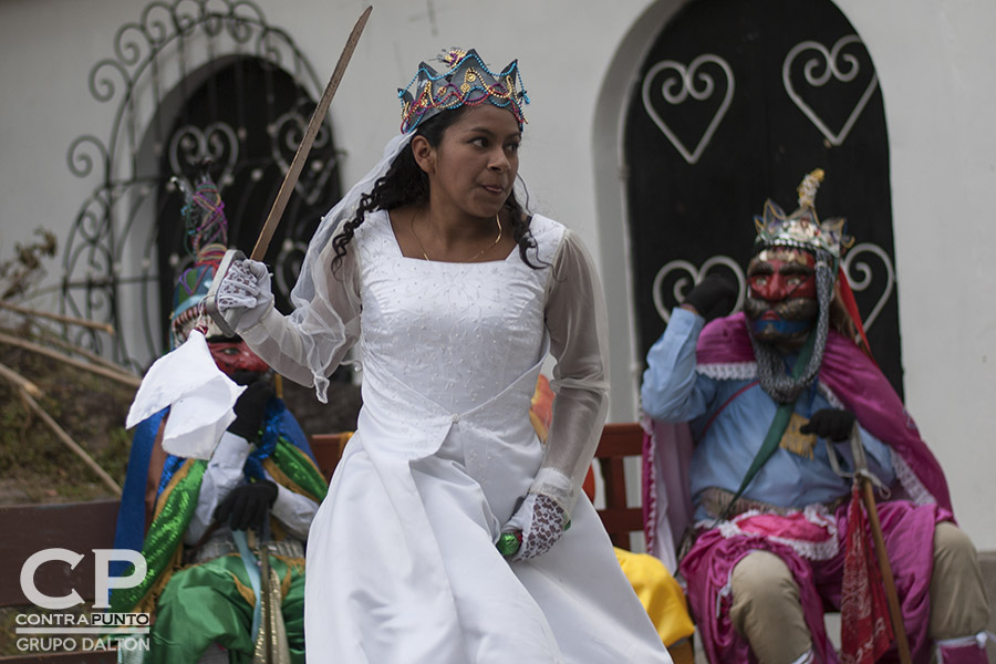 En el cantón El Carmen, ubicado en las faldas del volcán de San Salvador, un grupo de jóvenes mantiene viva la tradición de los historiantes, una danza que representa el enfrentamiento entre moros y cristianos en la llamada 