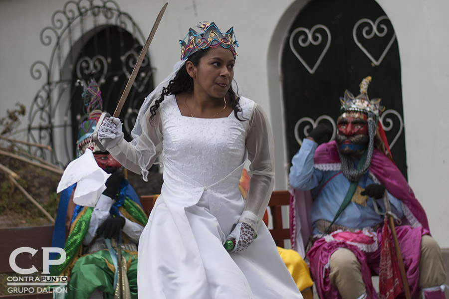 En el cantón El Carmen, ubicado en las faldas del volcán de San Salvador, un grupo de jóvenes mantiene viva la tradición de los historiantes, una danza que representa el enfrentamiento entre moros y cristianos en la llamada