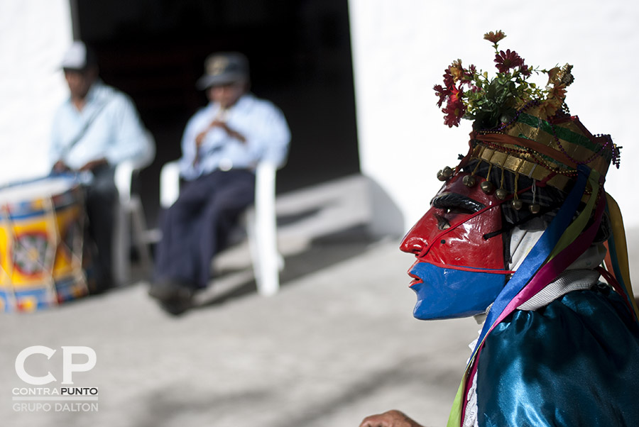 En el cantón El Carmen, ubicado en las faldas del volcán de San Salvador, un grupo de jóvenes mantiene viva la tradición de los historiantes, una danza que representa el enfrentamiento entre moros y cristianos en la llamada 