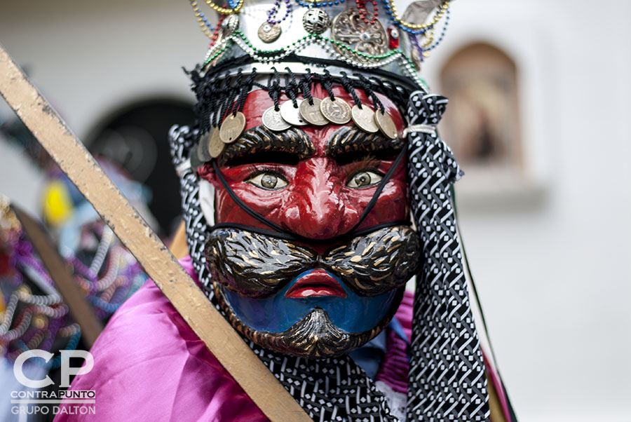 En el cantón El Carmen, ubicado en las faldas del volcán de San Salvador, un grupo de jóvenes mantiene viva la tradición de los historiantes, una danza que representa el enfrentamiento entre moros y cristianos en la llamada 