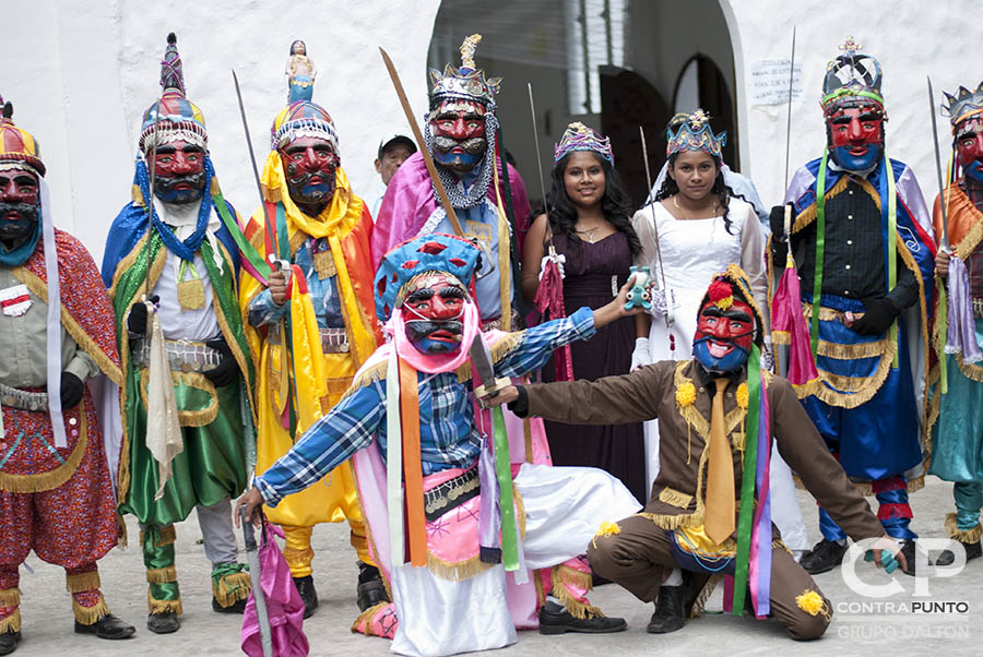 En el cantón El Carmen, ubicado en las faldas del volcán de San Salvador, un grupo de jóvenes mantiene viva la tradición de los historiantes, una danza que representa el enfrentamiento entre moros y cristianos en la llamada