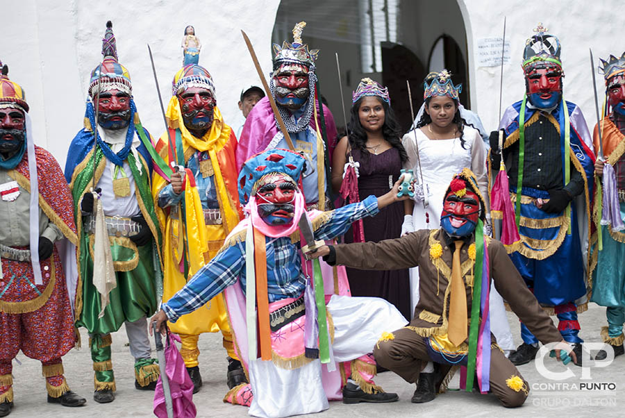 En el cantón El Carmen, ubicado en las faldas del volcán de San Salvador, un grupo de jóvenes mantiene viva la tradición de los historiantes, una danza que representa el enfrentamiento entre moros y cristianos en la llamada 