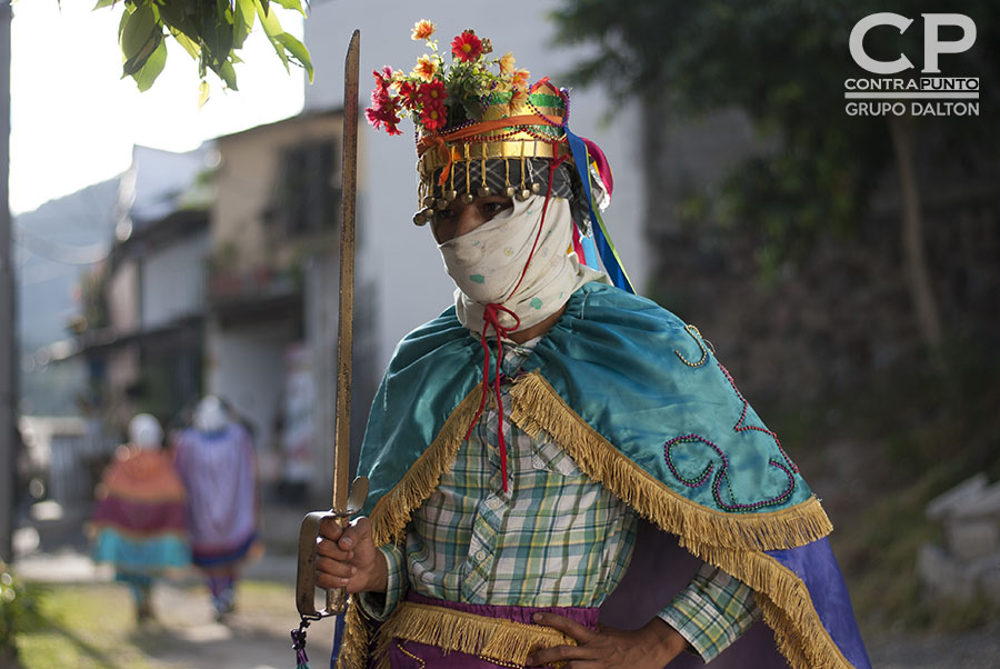 En el cantón El Carmen, ubicado en las faldas del volcán de San Salvador, un grupo de jóvenes mantiene viva la tradición de los historiantes, una danza que representa el enfrentamiento entre moros y cristianos en la llamada 