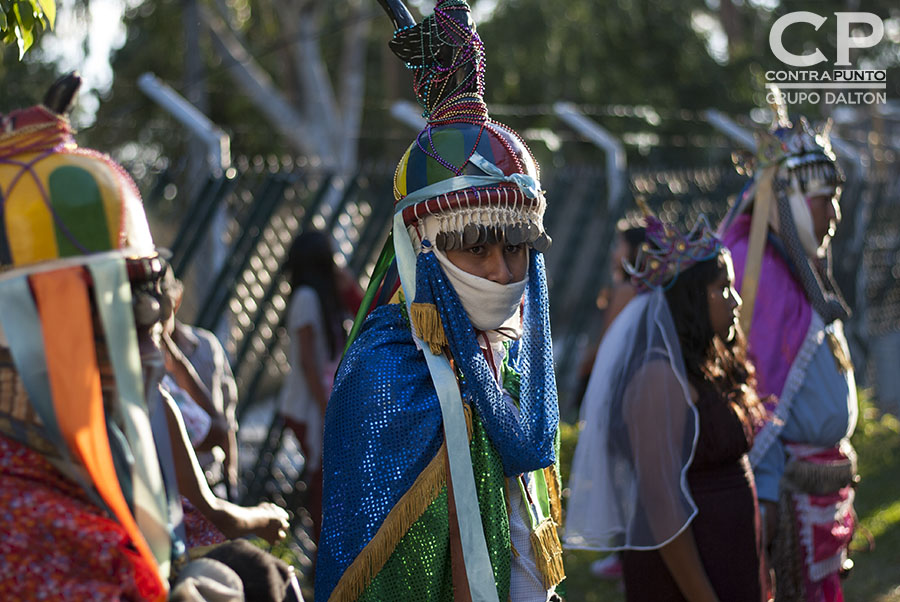 En el cantón El Carmen, ubicado en las faldas del volcán de San Salvador, un grupo de jóvenes mantiene viva la tradición de los historiantes, una danza que representa el enfrentamiento entre moros y cristianos en la llamada 