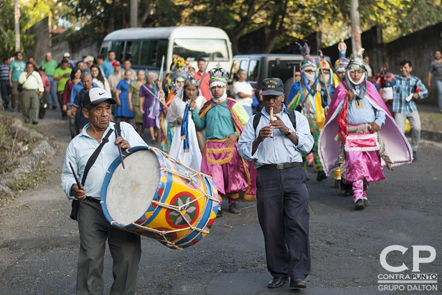 En el cantón El Carmen, ubicado en las faldas del volcán de San Salvador, un grupo de jóvenes mantiene viva la tradición de los historiantes, una danza que representa el enfrentamiento entre moros y cristianos en la llamada 