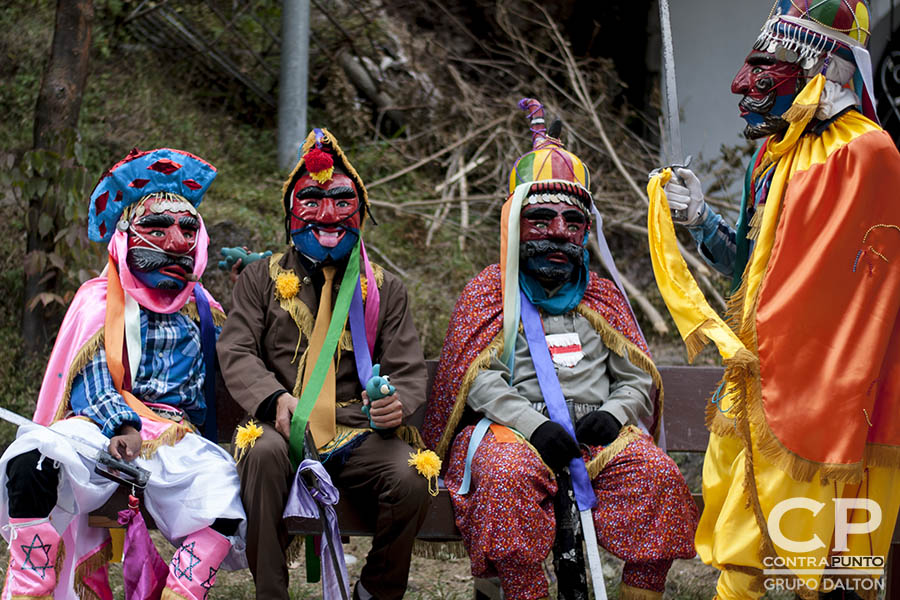 En el cantón El Carmen, ubicado en las faldas del volcán de San Salvador, un grupo de jóvenes mantiene viva la tradición de los historiantes, una danza que representa el enfrentamiento entre moros y cristianos en la llamada 