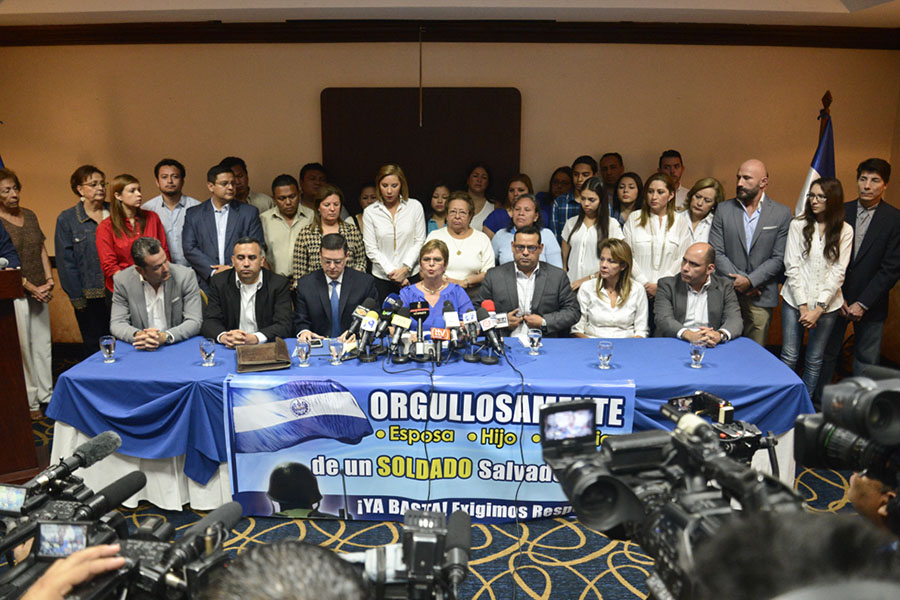 Familiares de los militares capturados exigieron al gobierno su liberación, argumentando que era ilegal, además pidieron el respeto a la soberanÃa de El Salvador.