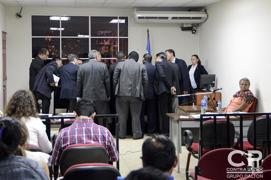 El equipo de abogados acusadores y defensores se reúnen con el juez  antes de iniciar el testimonio de MarÃ­a López, una de las sobrevivientes a la masacre.