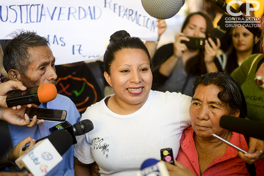Teodora Vásquez recobró su libertad luego de 10 años de estar recluida, acusada de homicidio agravado. A Teodora, una de las 17 mujeres encarceladas por aborto, el estado le conmutó la pena.