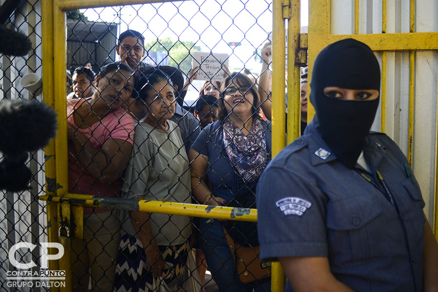 Activistas de derechos humanos a la espera de la salida de Teodora Vásquez. Teodora Vásquez recobró su libertad luego de 10 años de estar recluida, acusada de homicidio agravado. A Teodora, una de las 17 mujeres encarceladas por aborto, el estado le conmutó la pena.