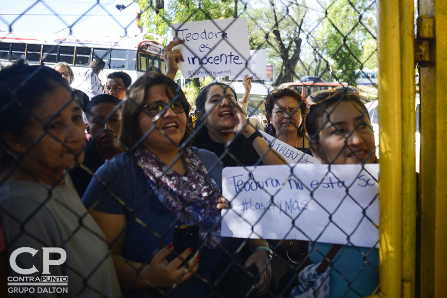 Activistas de derechos humanos a la espera de la salida de Teodora Vásquez. Teodora Vásquez recobró su libertad luego de 10 años de estar recluida, acusada de homicidio agravado. A Teodora, una de las 17 mujeres encarceladas por aborto, el estado le conmutó la pena.