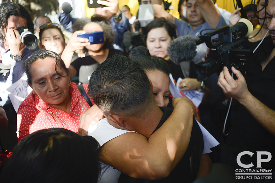 Activistas de derechos humanos a la espera de la salida de Teodora Vásquez. Teodora Vásquez recobró su libertad luego de 10 años de estar recluida, acusada de homicidio agravado. A Teodora, una de las 17 mujeres encarceladas por aborto, el estado le conmutó la pena.