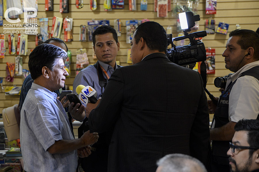 Juan José Dalton, hijo de Roque Dalton en entrevista con la prensa. La familia Dalton presentó un libro de antologÃa del poeta Roque Dalton que recopila los poemas de amor del escritor salvadoreño en una publicación realizada por la Editorial Cinco.
