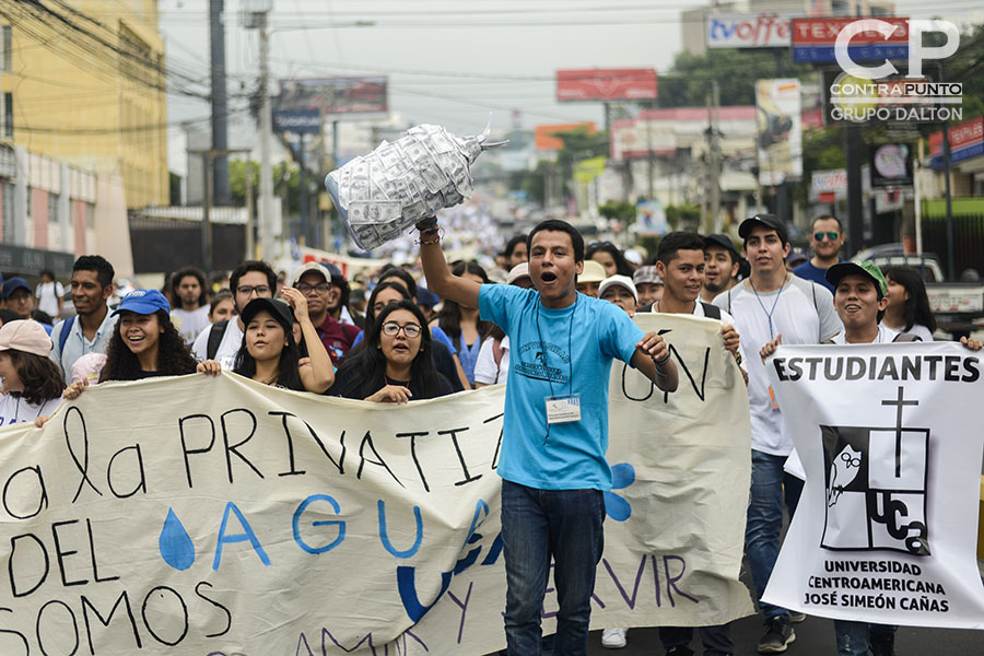 Una multitudinaria marcha en la que participaron sindicatos, organizaciones sociales y sociedad civil en contra de la aprobación de la Ley de Aguas en la Asamblea Legislativa partió desde el Redondel Masferrer hasta la plaza Salvador del Mundo, en la segunda muestra de descontento de la población al proyecto de ley.