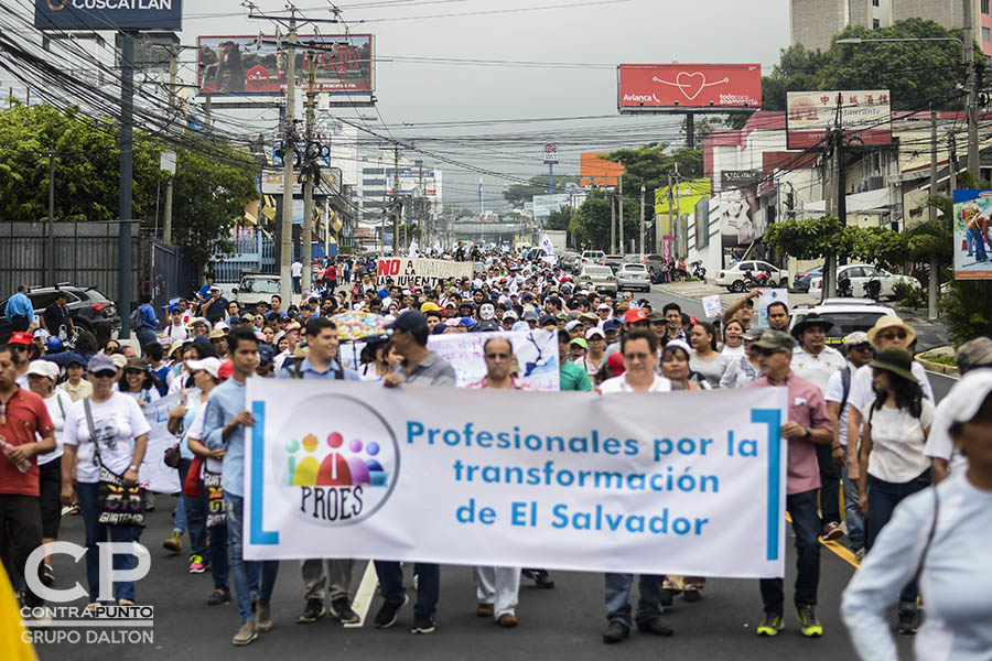 Una multitudinaria marcha en la que participaron sindicatos, organizaciones sociales y sociedad civil en contra de la aprobación de la Ley de Aguas en la Asamblea Legislativa partió desde el Redondel Masferrer hasta la plaza Salvador del Mundo, en la segunda muestra de descontento de la población al proyecto de ley.