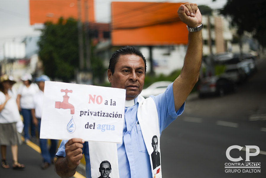 Una multitudinaria marcha en la que participaron sindicatos, organizaciones sociales y sociedad civil en contra de la aprobación de la Ley de Aguas en la Asamblea Legislativa partió desde el Redondel Masferrer hasta la plaza Salvador del Mundo, en la segunda muestra de descontento de la población al proyecto de ley.