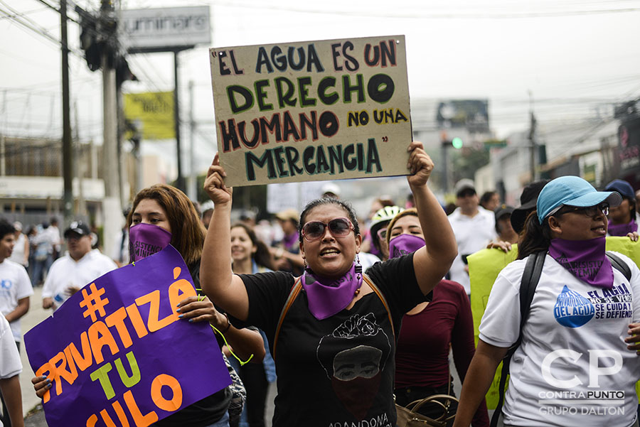 Una multitudinaria marcha en la que participaron sindicatos, organizaciones sociales y sociedad civil en contra de la aprobación de la Ley de Aguas en la Asamblea Legislativa partió desde el Redondel Masferrer hasta la plaza Salvador del Mundo, en la segunda muestra de descontento de la población al proyecto de ley.