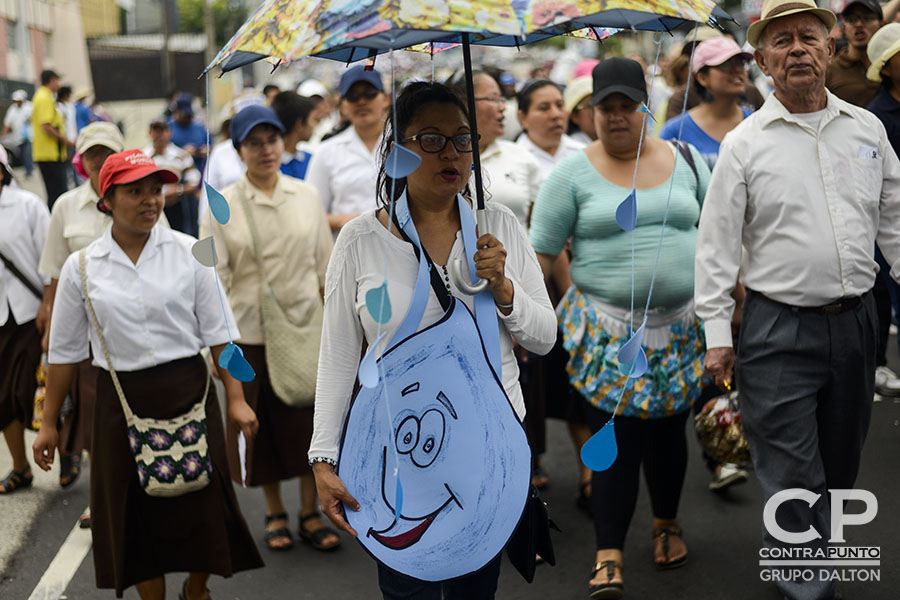 Una multitudinaria marcha en la que participaron sindicatos, organizaciones sociales y sociedad civil en contra de la aprobación de la Ley de Aguas en la Asamblea Legislativa partió desde el Redondel Masferrer hasta la plaza Salvador del Mundo, en la segunda muestra de descontento de la población al proyecto de ley.