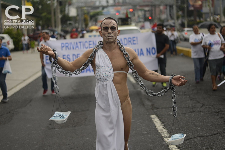 Una multitudinaria marcha en la que participaron sindicatos, organizaciones sociales y sociedad civil en contra de la aprobación de la Ley de Aguas en la Asamblea Legislativa partió desde el Redondel Masferrer hasta la plaza Salvador del Mundo, en la segunda muestra de descontento de la población al proyecto de ley.