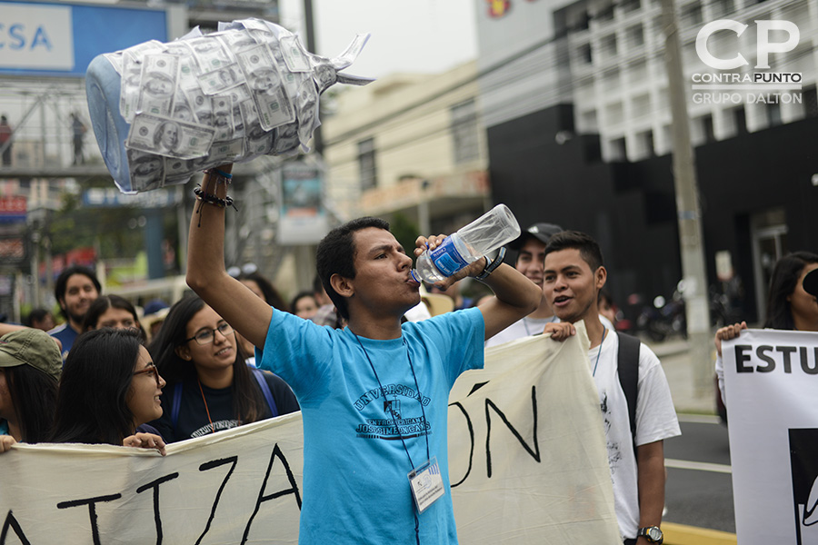 Una multitudinaria marcha en la que participaron sindicatos, organizaciones sociales y sociedad civil en contra de la aprobación de la Ley de Aguas en la Asamblea Legislativa partió desde el Redondel Masferrer hasta la plaza Salvador del Mundo, en la segunda muestra de descontento de la población al proyecto de ley.