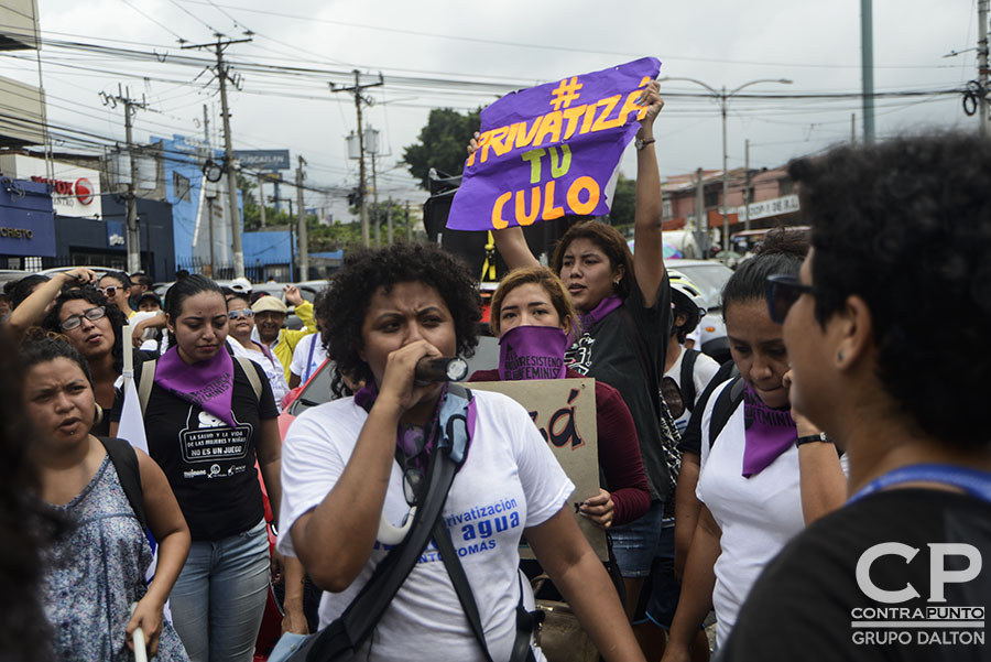 Una multitudinaria marcha en la que participaron sindicatos, organizaciones sociales y sociedad civil en contra de la aprobación de la Ley de Aguas en la Asamblea Legislativa partió desde el Redondel Masferrer hasta la plaza Salvador del Mundo, en la segunda muestra de descontento de la población al proyecto de ley.