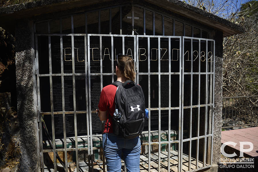 Familiares de las vÃctimas de la masacre de El Calabozo, ocurrida en agosto de 1982, en las orillas del rÃo Amatitán, San Esteban Catarina, San Vicente, acompañaron una diligencia judicial en la zona donde fueron asesinados más de 200 campesinos.
