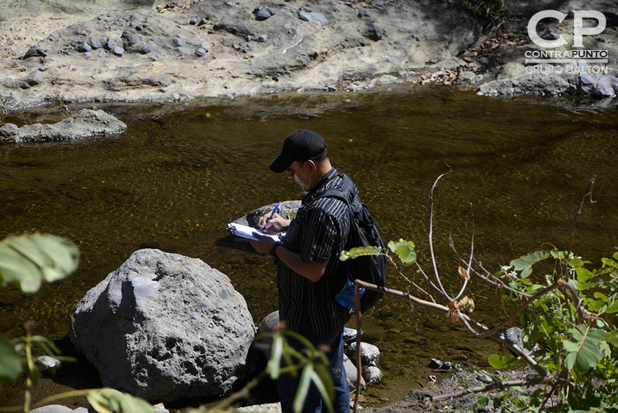 Un miembro de la FGR recaba información a las oriilas del rÃ­o Amatitán.  Familiares  de las vÃ­ctimas de la masacre de El Calabozo, ocurrida en agosto de 1982 en  San Esteban Catarina, San Vicente, acompañaron una diligencia judicial en la zona donde fueron asesinados más de 200 campesinos.