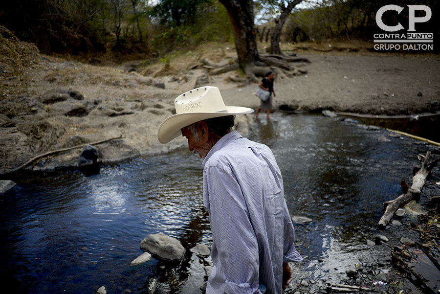 Familiares de las vÃctimas de la masacre de El Calabozo, ocurrida en agosto de 1982, en las orillas del rÃo Amatitán, San Esteban Catarina, San Vicente, acompañaron una diligencia judicial en la zona donde fueron asesinados más de 200 campesinos.