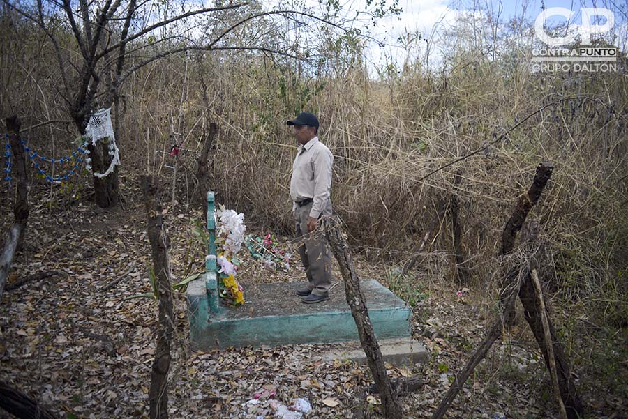 Fernando B. muestra a fiscales el lugar donde enterró a parte de familiares de las vÃctimas de la masacre de El Calabozo, ocurrida en agosto de 1982, en las orillas del rÃo Amatitán, San Esteban Catarina, San Vicente, acompañaron una diligencia judicial en la zona donde fueron asesinados más de 200 campesinos.