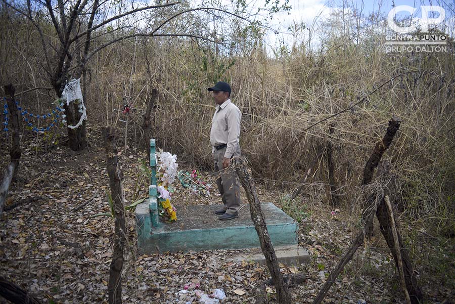 Fernando B.  muestra a fiscales el lugar donde enterró a parte de familiares  de las vÃ­ctimas de la masacre de El Calabozo, ocurrida en agosto de 1982, en las orillas del rÃ­o Amatitán, San Esteban Catarina, San Vicente, acompañaron una diligencia judicial en la zona donde fueron asesinados más de 200 campesinos.