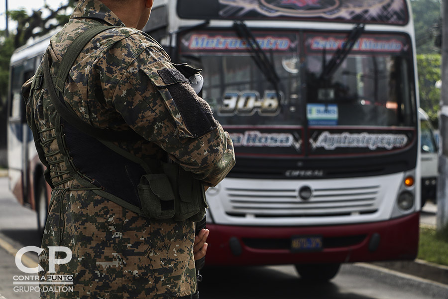 320 efectivos de la Fuerza Armada patrullan la capital, en una nueva apuesta del Ejecutivo para reforzar la seguridad y disminuir los homicidios en San Salvador.