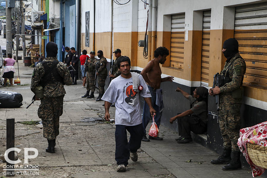 320 efectivos de la Fuerza Armada patrullan la capital, en una nueva apuesta del Ejecutivo para reforzar la seguridad y disminuir los homicidios en San Salvador.