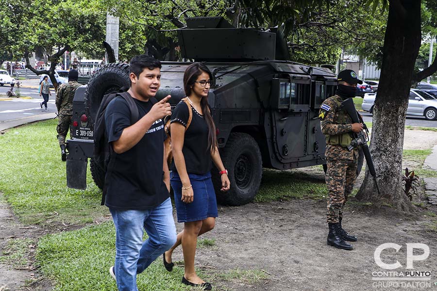 320 efectivos de la Fuerza Armada patrullan la capital, en una nueva apuesta del Ejecutivo para reforzar la seguridad y disminuir los homicidios en San Salvador.