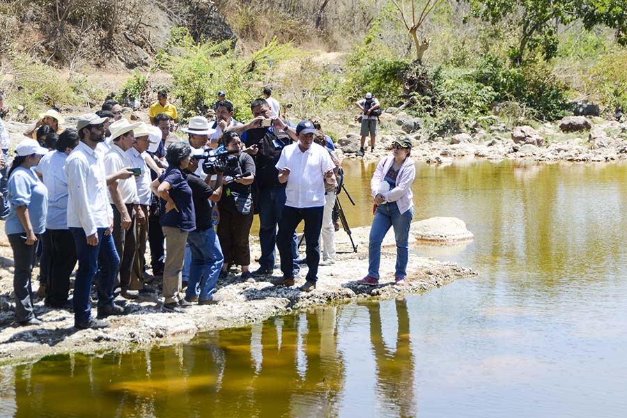 Diputados de la comisión de Medio Ambiente y Cambio Climático realizaron una visita de campo al cantón San Sebastián para conocer los estragos causados en el rÃ­o, en el marco de la del anteproyecto de Ley  que prohiba la minerÃ­a metálica en el paÃ­s. Foto: Vladimir Chicas