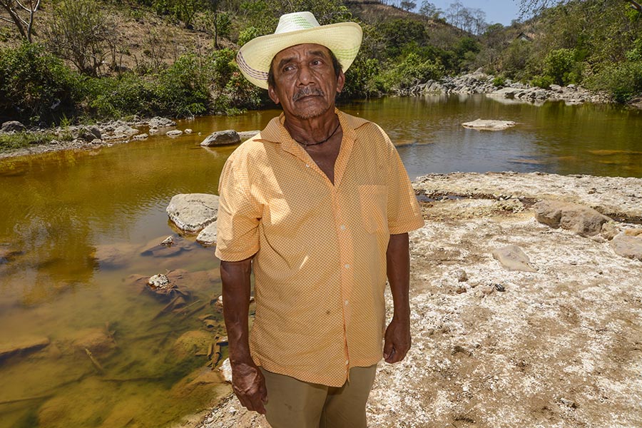 Cristino Jaime, 60 años, es un habitante del cantón San Sebastián. Cuarenta años de su vida los ha trabajado en la extracción de oro de manera artesanal. Jaime pide a los diputados la ejecución de proyectos de agua potable; y que no se prohÃ­ba la minerÃ­a artesanal. Foto: Vladimir Chicas