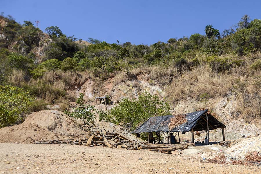 En lo alto del cerro San Sebastián se sitúan estructuras de plástico y madera en la que se cubren del sol las personas que trabajan en la extracción de oro de manera artesanal. Foto: Vladimir Chicas