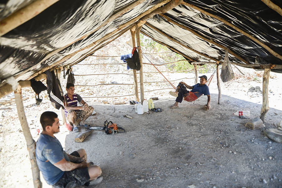 La extracción de oro de manera artesanal lleva a muchas familias a excavar meses para encontrar el mineral. Foto: Vladimir Chicas