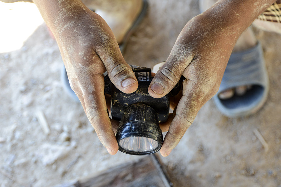 Los güiriseros (mineros artesanales) cuando obtienen un gramo de oro lo venden a un promedio de $30 dólares. Foto: Vladimir Chicas